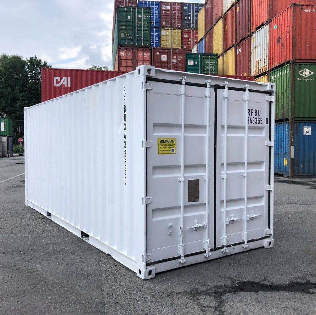 Contenedor de 20 pies — un viaje, Blanco RAL 9003 — sellado contra viento y agua tipo Conex, vista exterior