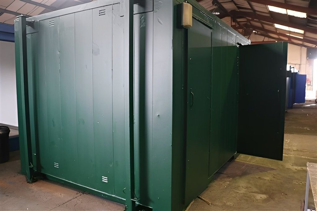 Oficina de obra con baño de 13 × 9 pies — de acero caseta de servicios compacta, vista exterior