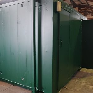 Oficina de obra con baño de 13 × 9 pies — de acero caseta de servicios compacta, vista exterior