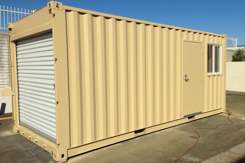 Contenedor de almacenamiento con puerta enrollable, puerta peatonal y ventana de seguridad de 16 pies — resistente a la intemperie, vista exterior
