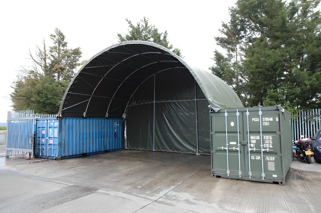 Cubierta para contenedores (6 x 6m) con con fondo cerrado de 20 × 20 pies — cubierta galvanizada, vista exterior