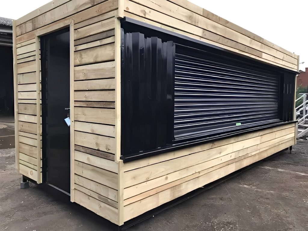 Forrado en madera contenedor para local de comida y bebida de 20 × 8 pies — cortina enrollable eléctrica, vista exterior