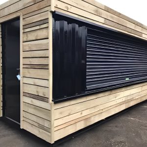 Forrado en madera contenedor para local de comida y bebida de 20 × 8 pies — cortina enrollable eléctrica, vista exterior