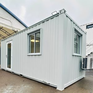 Oficina caseta con A / C a la medida de 21 × 8 pies — edificio portátil reacondicionado acristalado, vista exterior