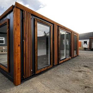 Oficina de obra / sala de ventas de 24 × 10 pies — caseta de exhibición reacondicionada, vista exterior