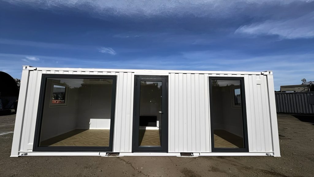 Oficina de obra / sala de ventas de 24 × 9 pies — caseta de ventas reacondicionada portátil, vista exterior