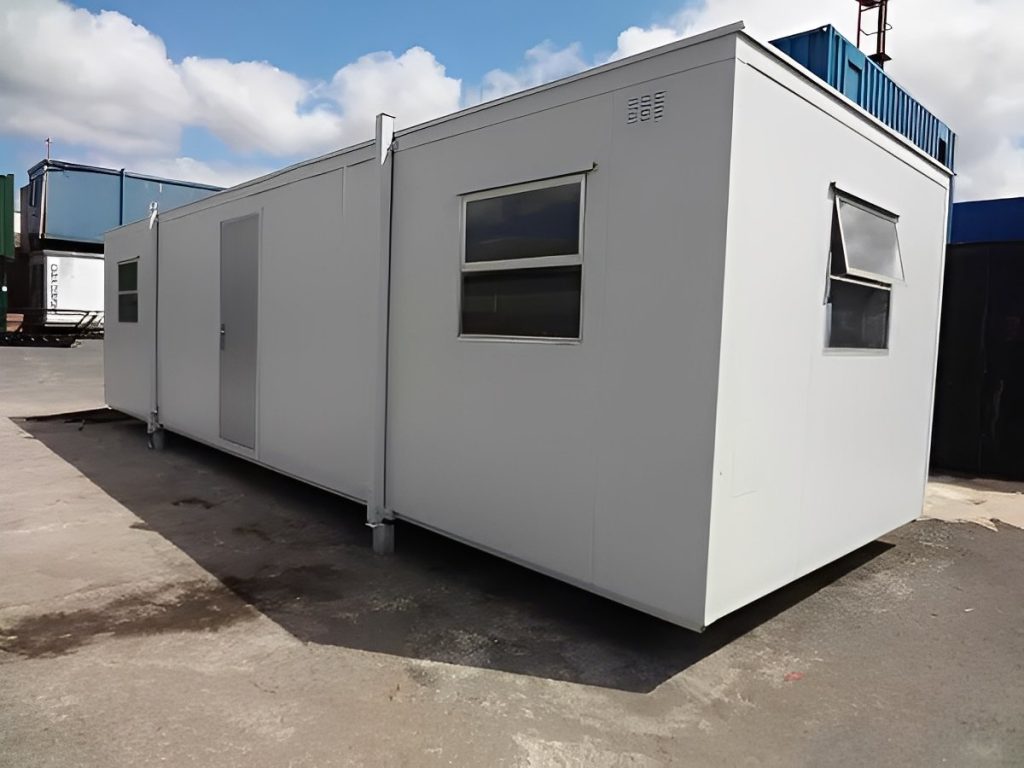 Oficina portátil de planta abierta de 32 × 10 pies — revestido en acero caseta, repintado a pedido, vista exterior