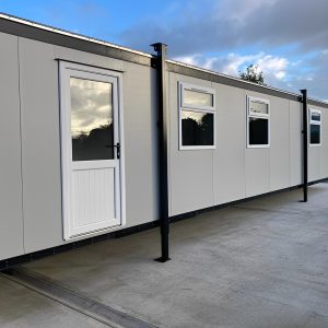 Jackleg oficina caseta con baño y cocineta de 40 × 10 pies — listo para usar, vista exterior
