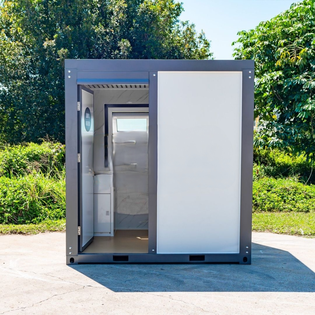 Edificio de lavandería y baños portátil — módulo de servicios en acero con plomería, vista exterior