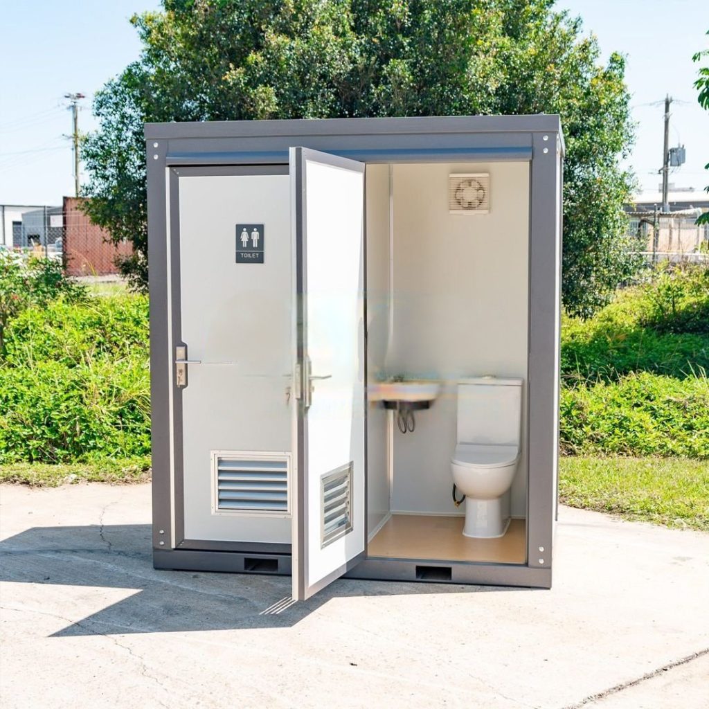 Double módulo de baños portátil — dos cubículos privados con plomería, vista exterior