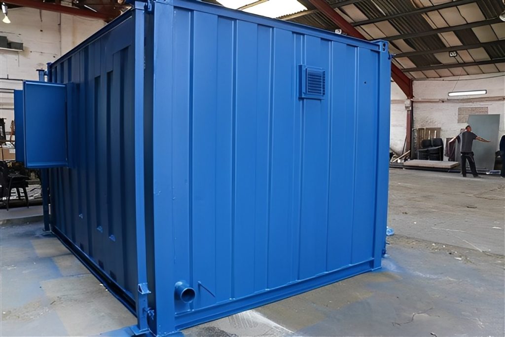 Oficina de obra con baño (RAL 5010 Azul) de 13 × 9 pies — Jackleg caseta de servicios, vista exterior