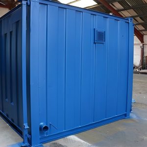 Oficina de obra con baño (RAL 5010 Azul) de 13 × 9 pies — Jackleg caseta de servicios, vista exterior