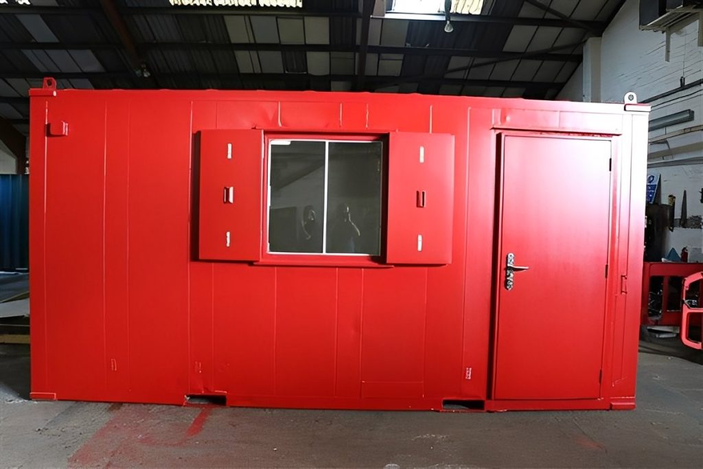Oficina de obra con baño de 16 × 9 pies — caseta en Rojo Intenso antivandálica, vista exterior